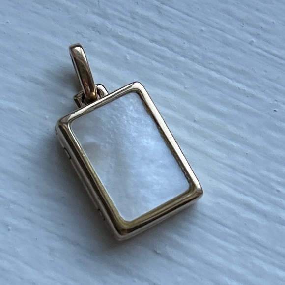 Mejuri Locket - Picture 1 of 3